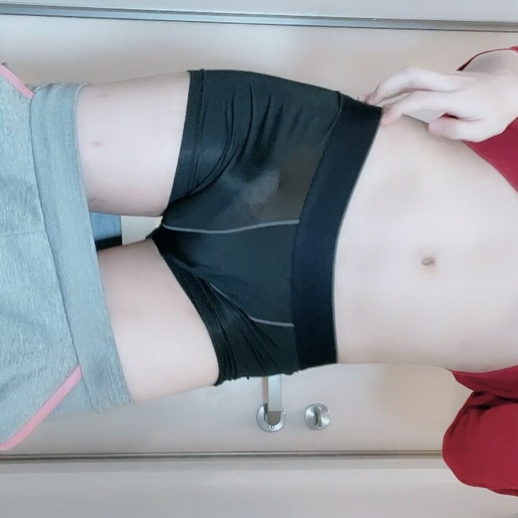 今回は自宅の玄関で「オナニー」しちゃう動画です...
声を出すと外に聞こえるから我慢しなきゃダメだよね？

背徳感