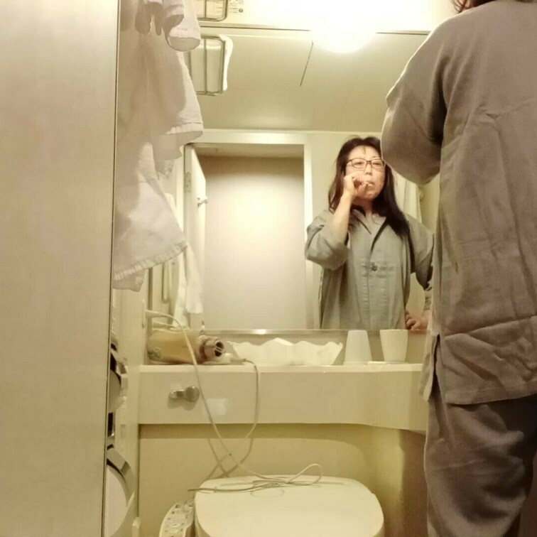 熟女の日常
ホテルに宿泊すると
早起きしがち
アラームよりも前に起きてしまいます。

パジャマ姿で歯磨きしてか