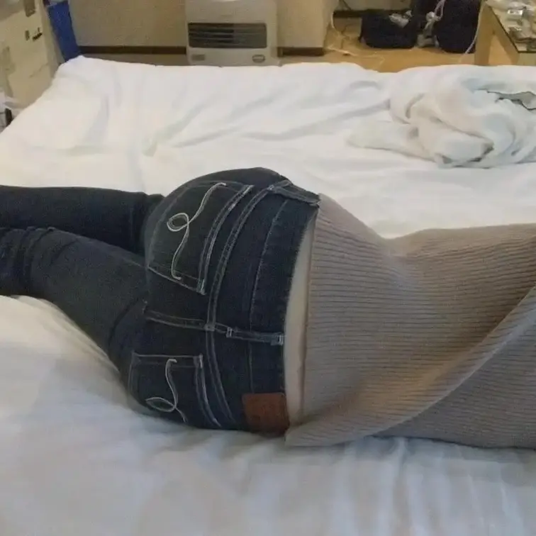 悪友と妻が密会した時、帰り時間近くに悪友がまたやりたくなったようで鏡の前で立ちバックしてる様子をご覧下さい。

ベッ