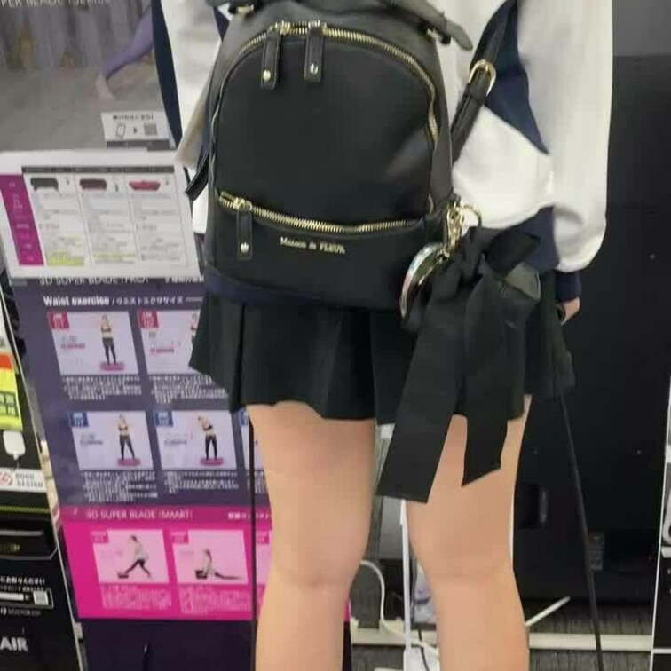 電気屋さんでマッサージ器を試す妻❤️