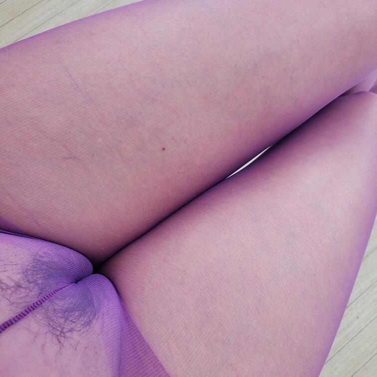 パンスト直穿き
股間をアップで撮影🎥

寄りすぎて
映像荒くなっちゃった？💦

くい込みが半端ないなぁ(笑)