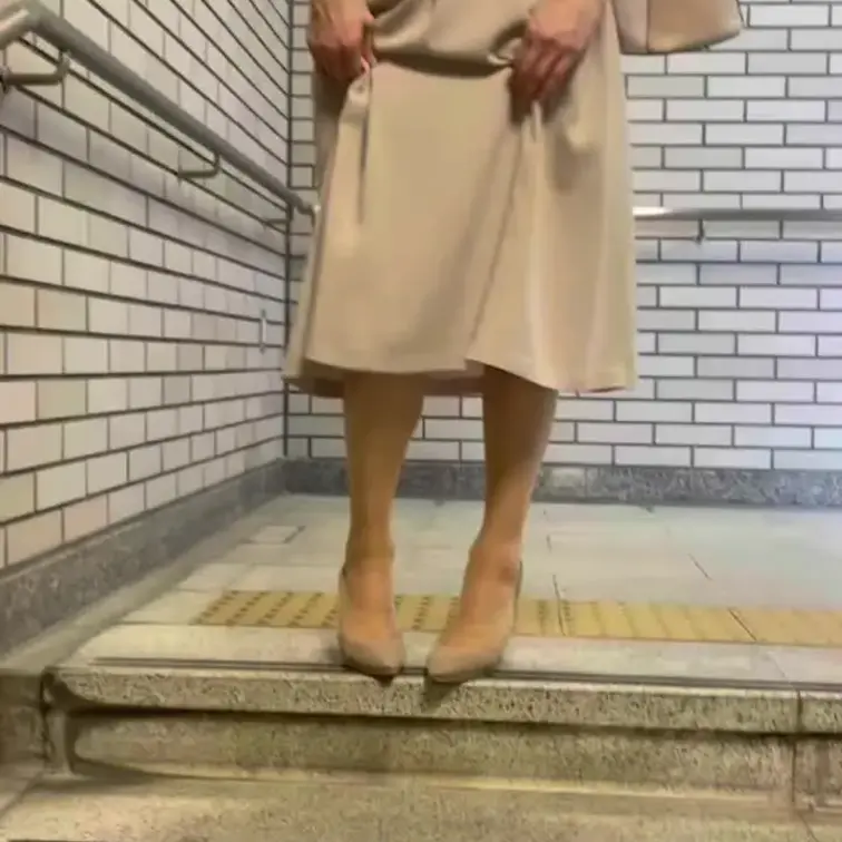 駅の階段で急にパンツ見せつけてくる露出誘惑痴女