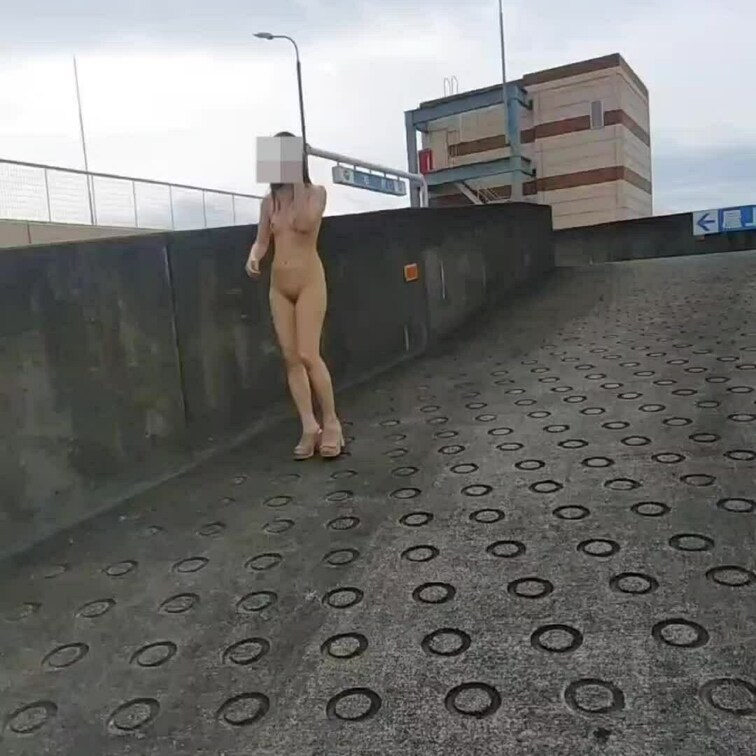 お昼の全裸お散歩