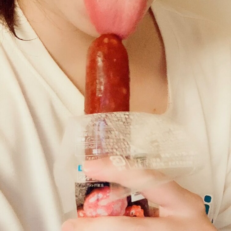 旦那が仕事行ってる間寂しくてカルパスをペロペロ👅💕
もちろん圧倒的に旦那のものが大優勝です❤️