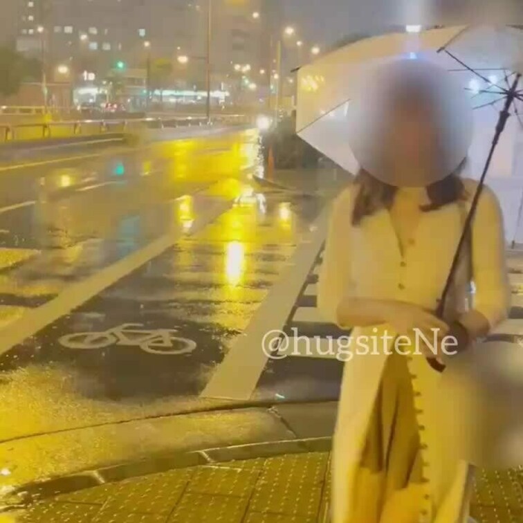 Twitter投稿の続きもあるよ💖🤗

雨の日でも露出して楽しんでます☔️🎶

おっぱい露出してたら、コメントに
