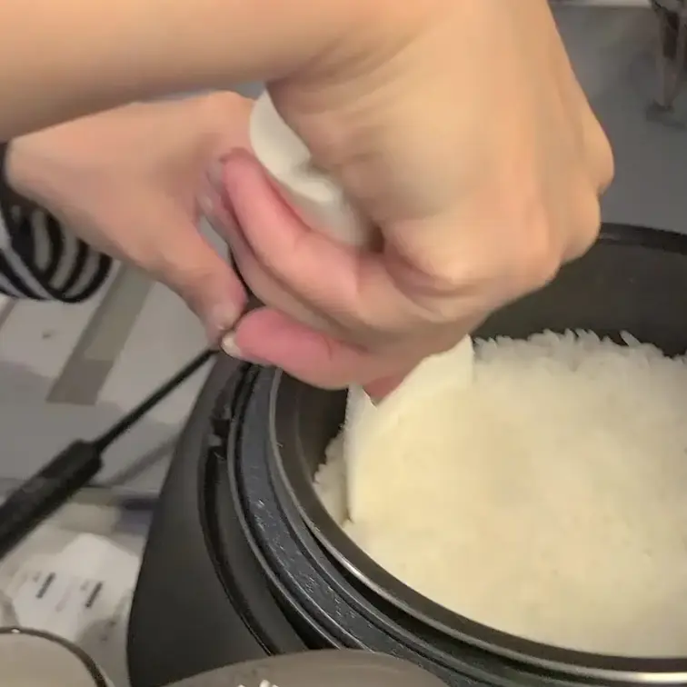 9-6-1_お料理deパンチラ♪
お気に入りのプリーツスカートと白綿パンで、ご飯の準備中。
ローアングルで追いかけま