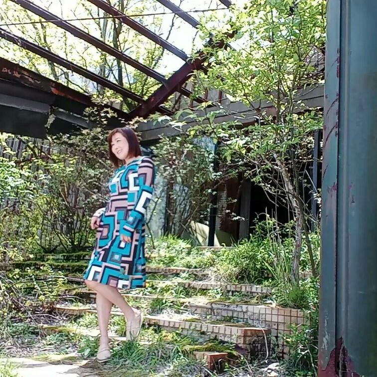 野外での写真撮影風景
着衣での様子はこんな感じです。

この後は
服を脱いで
全裸撮影のスタート✨

その