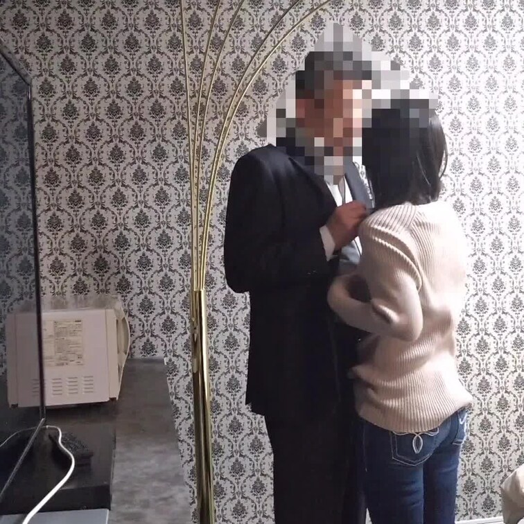 デニム着衣新シリーズ始まります。

スーツ男子に貸出しした時の様子をお楽しみ下さい。
スーツ男子とディープキスをし