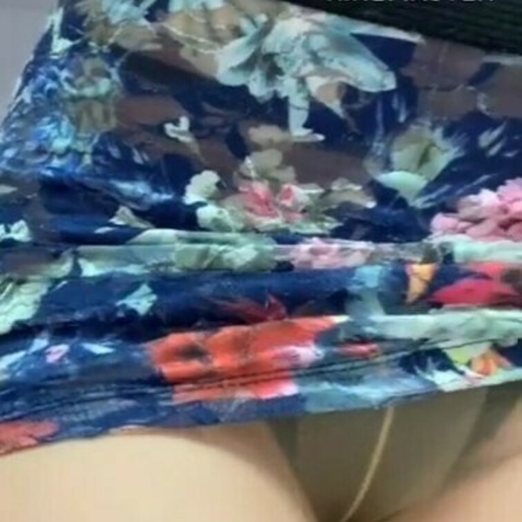 アダルトショップで露出
谷間見せつけと透け透けタイトミニスカート
ガン見する男性を発見！
ミニスカートを捲り上げ