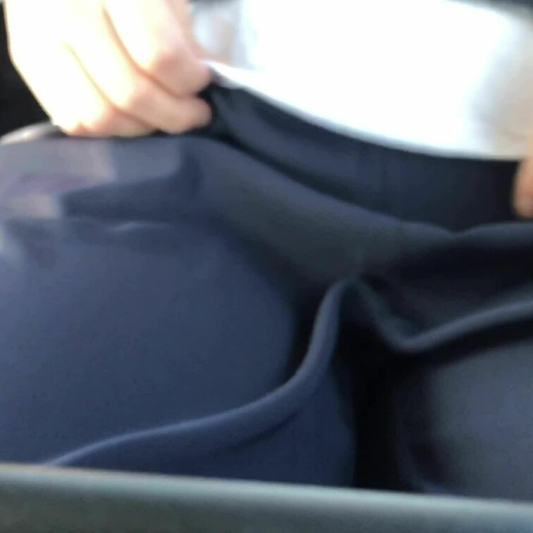 車内パンチラです。微妙にピントが合っていないのはご了承下さい