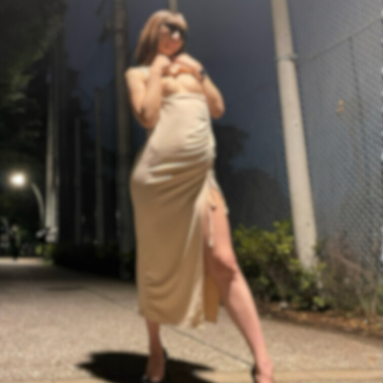 ライトアップされた夜の公園で…😘
通行人と覗きさんに見られながら露出しちゃったよ❤️
わんこのくっきり映った微乳を堪