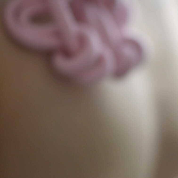 おっぱいに映えるピンクの紐