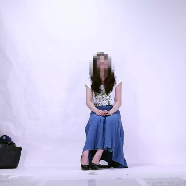 美術大学でデザインを勉強している19歳女性。
身長163cm。
体が柔らかくY字バランスや180度開脚ができます。