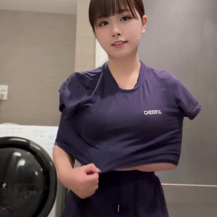 いいねしてから見てね💕

ダンスレッスン終わりに生着替えしてみたよ！
なんとか脱げたけど乳首がビンビン過ぎて...