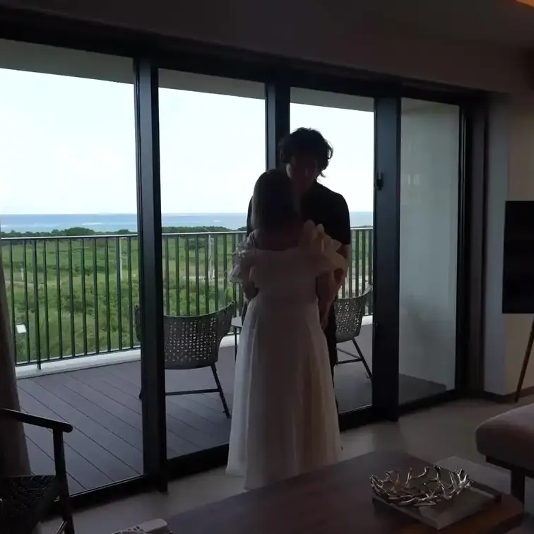 海の見えるホテルで開放的えっち♡
ホテルの窓辺で外に向かってアヘ顔ピース✌️
外の人たちに見られるかもって思いが余計