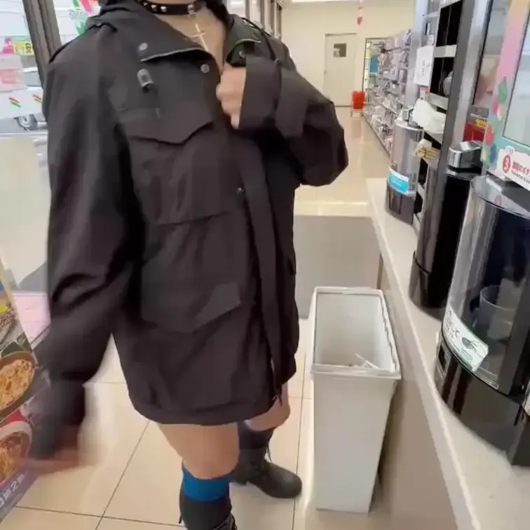 監視カメラにアピールする加奈ちゃん♡

今週末は関東遠征で温泉・映画館行きます。
有料会員様、お会いできる方はメッ