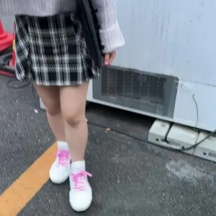 【みか24歳】PR2動画
服の上からでもわかる巨乳のおっとりしたかわい子チャン。
普通にマツ⚪︎ヨで働いてるレジのお