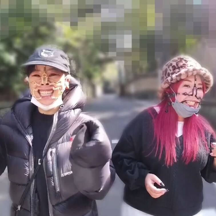 mistresshinakoさんと春の陽気に誘われて野外お散歩。
でも、一味違うところが…それは鼻フックしてお散歩！