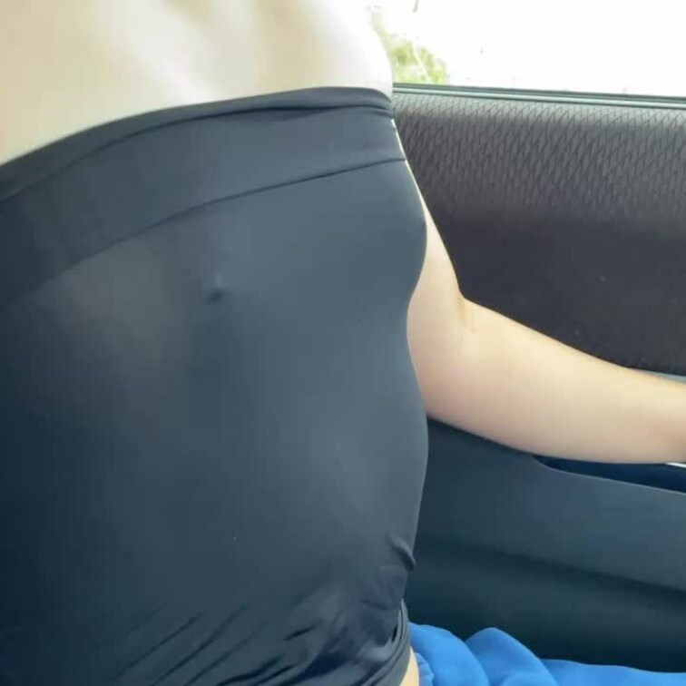 Twitterより先に先行公開します♪
車内で乳首コリコリしちゃいました！
妻は乳首責めがあまり好きではないのによく