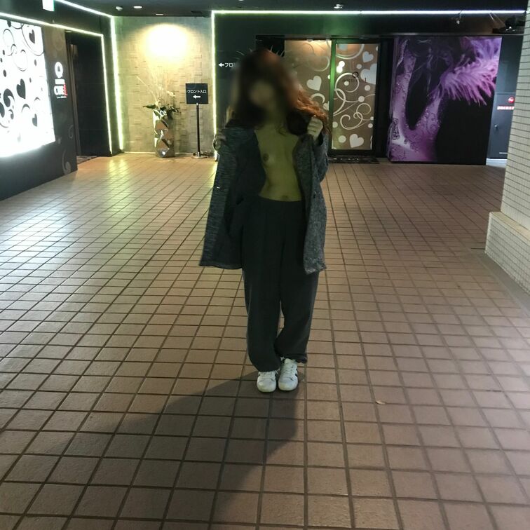 ホテル前で可愛く露出🤤❤️