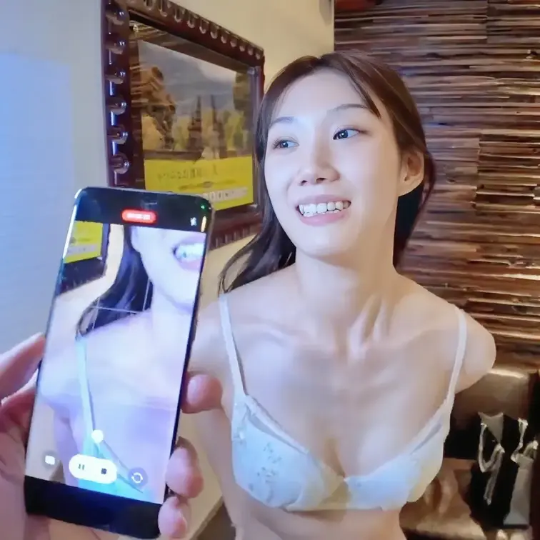 ゆうなちゃんの脱衣録画中。女神か?女神とちゃうんか?🥹照明がいい感じに当たって神々しいまであります✨️そして白いブラが清