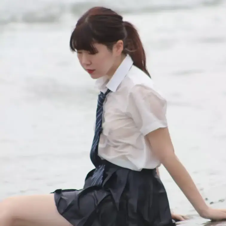 あやちゃんの制服海水浴