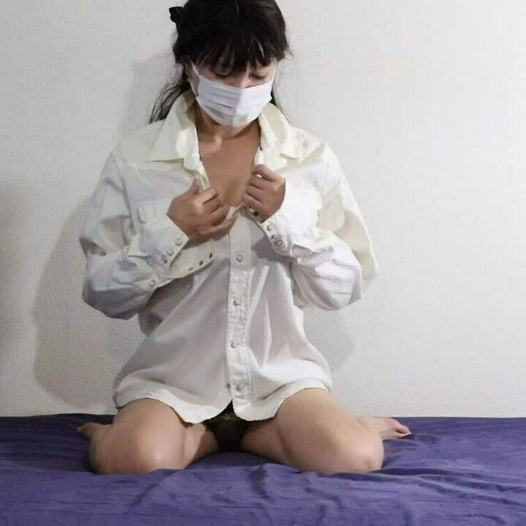 ベッドの上で生脱ぎだよ！