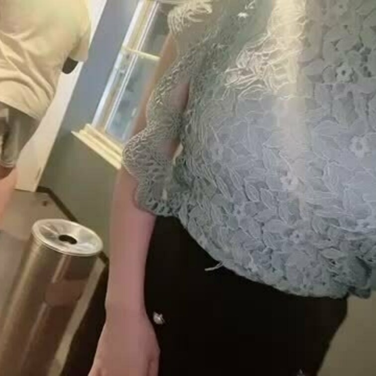 男の人が後ろ向いてるから大丈夫かなあって思ってバレるかバレないかを攻めすぎでオナニーしてるところを多分見られた動画です😅