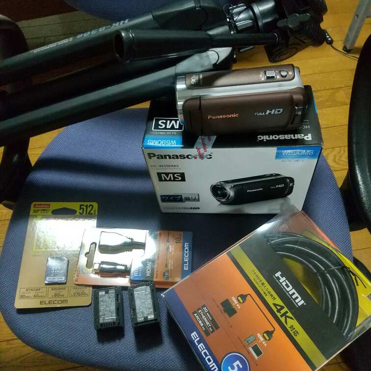 皆様からのご指摘を受けて、

つ、ついに買っちゃいました。。。

Panasonicのハンデイビデオカメラ！！