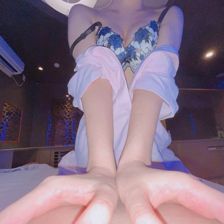 今回は撮ってもらった写真だよ〜💞
騎乗位のアングルがえっちだな！？って思ったから撮ってもらいました💓いい感じに繋ぎ目(