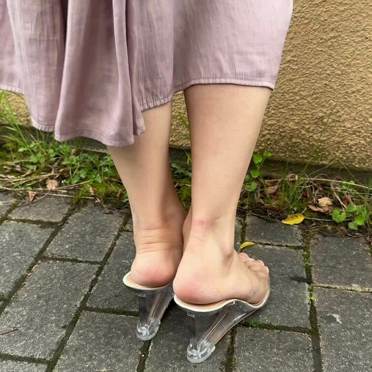 アキレス腱と足裏のしわをじっくり見て