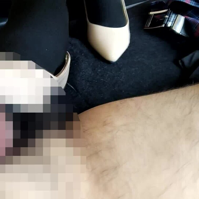 SNSで知り合った渚ちゃんと車内で密会、超絶テクパンプスで足コキ
渚ちゃんのパンプスで生足コキコキ。
靴底がギザギザ