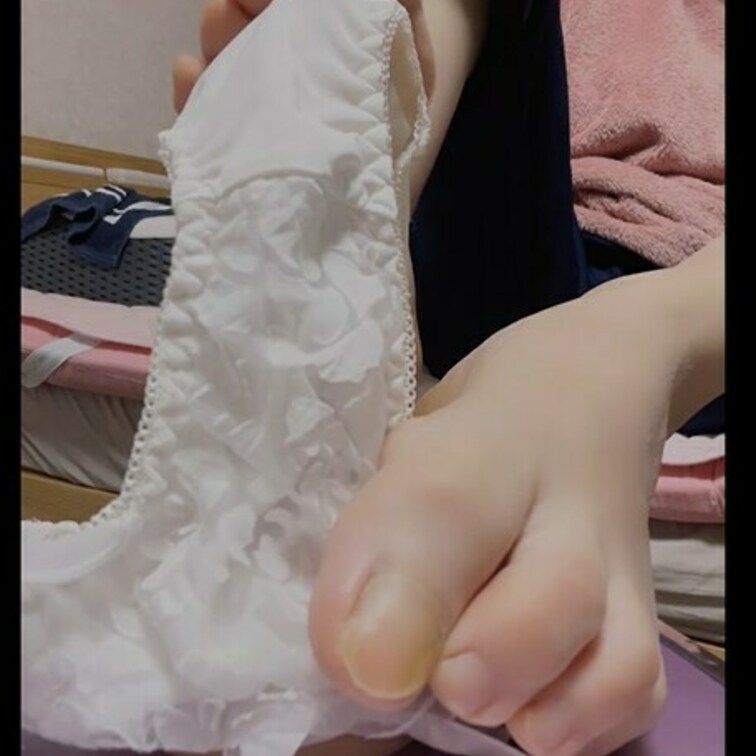 ディルドにパンツかぶせて足コキしました
希望の足コキ動画があったら自撮りするからコメントで教えてね