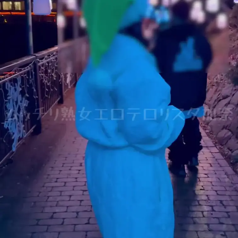 すぐ背後にこんな痴女がいますよ😻