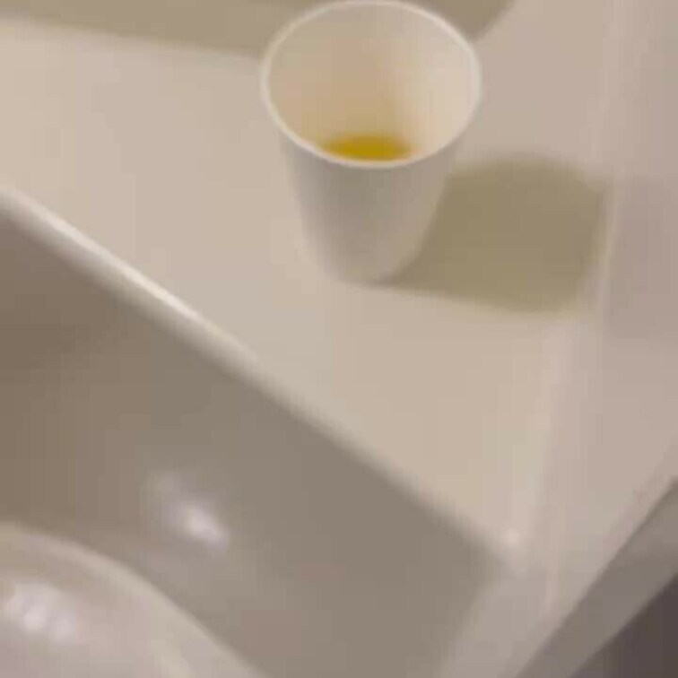 放尿　後編

自分で出した尿は自分で処理をする
当然のことですよね^ ^

開口器で喉に直接流し込まれて
む
