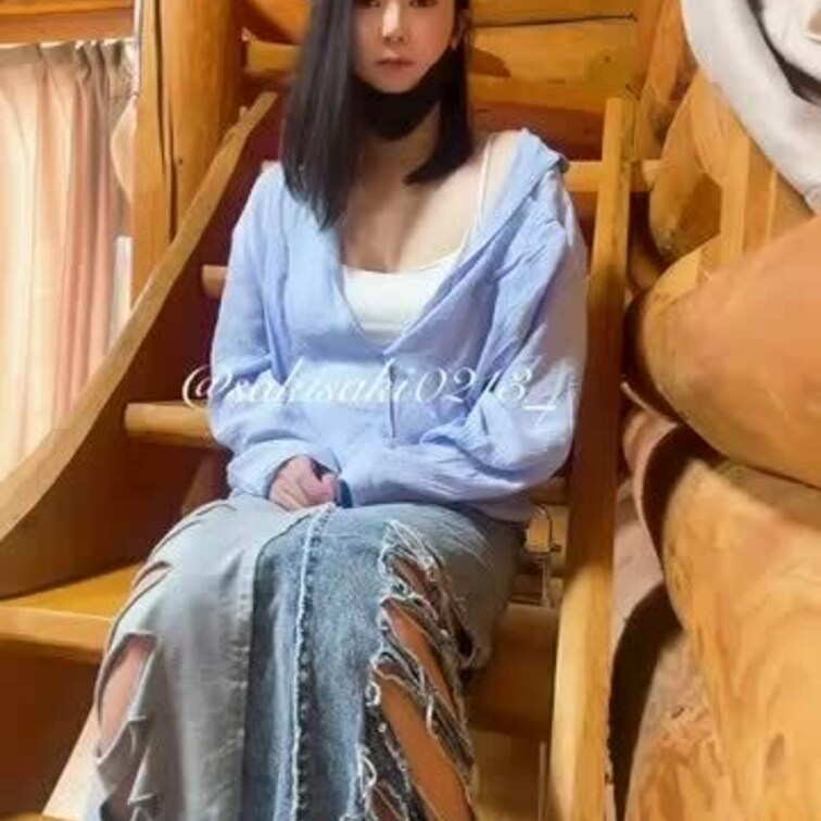 ログハウスの階段でディルド使って気持ち良く‥💓
お尻と両方の穴にディルドが入ってくるぅ💦  やばい気持ちいいよぉー💓