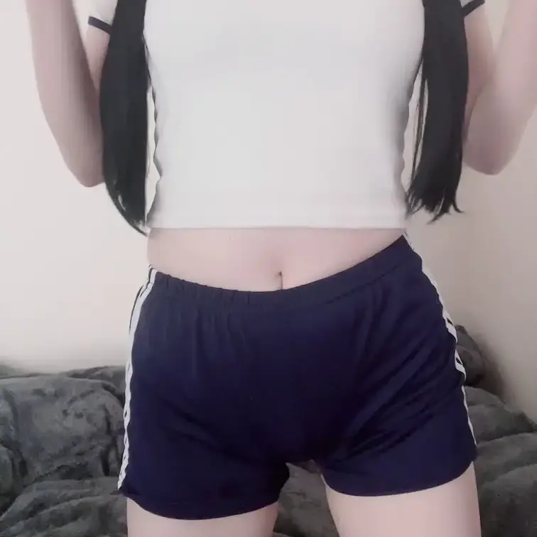 体操着でチラ見せ
