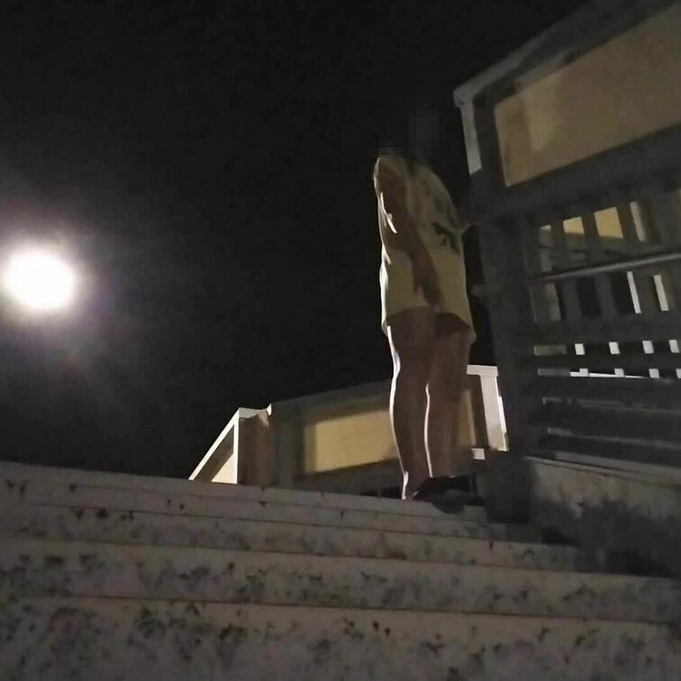 夜の歩道橋で全裸オ〇ニー💛　手すりにアソコを擦り付けて気持ちよかった～😍😍