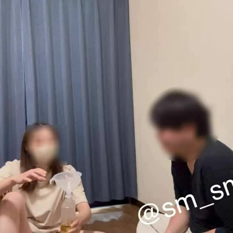 ペットボトルに入れたおしっこを
飲まされるM男さん😂

「おえ」ってなっても全部飲まされてた😂