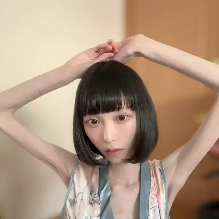 花魁コスプレ、ガリガリの脚