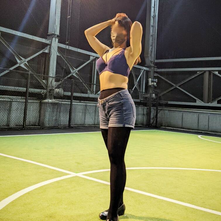 ストッキングが見えちゃってますが、大好きな妻をご覧ください。