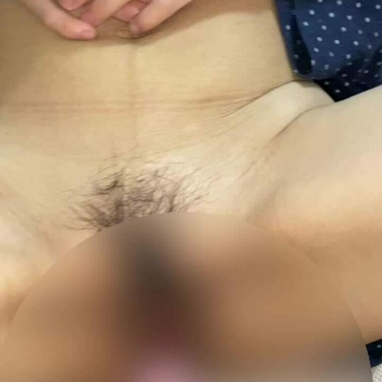 夫婦の営み初投稿です。正常位から生挿入の様子です。