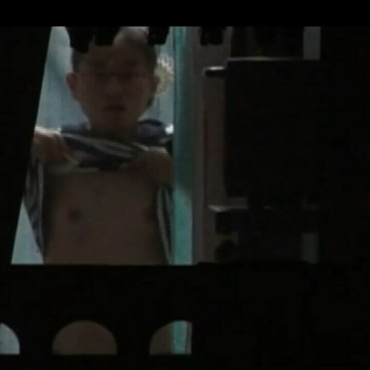 ①②わざとベランダに出てきて捲ってパンツ見せてきた。これは昔の話し。引っ越す1週間前、荷物もカーテンも全部片付けて何もな
