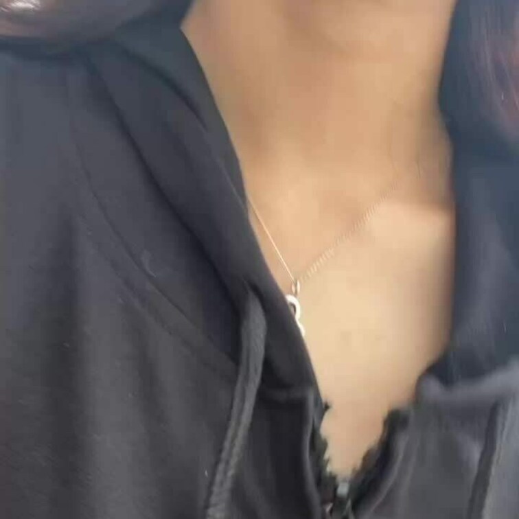 地下道で露出💕

ジョギング中の男性とすれ違いながらドキドキしたよ🤭

雨の日だったから傘をあそこに…

続