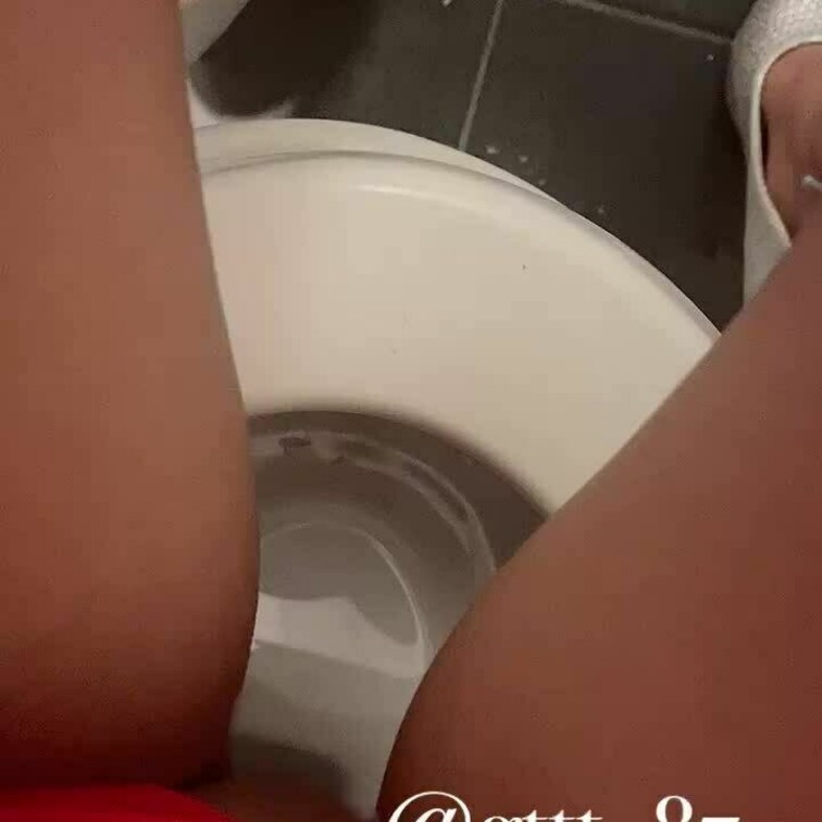 自分で撮ったオシッコ動画🤭🤭
可愛い？？