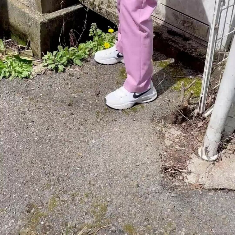 美人妻の外でおしっこ❤️聖水放尿❤️最高に興奮しました❤️
車がガンガン通っちゃいます…❤️ 