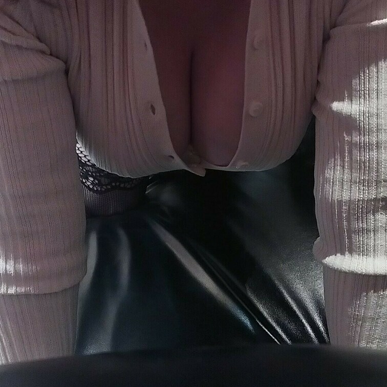 ミニスカ
四つん這い巨乳OL