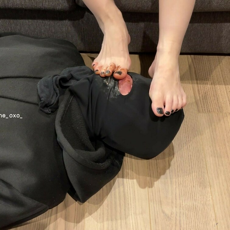 脱いだ靴下をM男の口に押し込んだ後、エクレアを足で食べさせる♡
【定点カメラ】