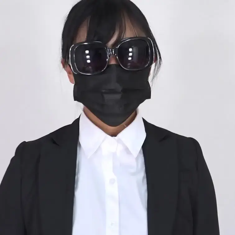 衣装 SU6
シーン1(3分)
ズームをせずにモデルの方へカメラを近づけていき、モデルさんは近づいてきたタイミングでレンズを手で隠し、カメラを離してください。隠し方は片手のみ、レンズ半分を隠してください(他人の口を手で塞ぐようなイメージ)
シーン2(12分)
カメラをモデルの方に持たせてください。
最初はカメラを床に置いた状態からスタートしてください。そのままモデルの方がカメラを拾い、レンズを片手で交互に掴みながら歩いてください。持ち帰る際や持っている時は映りなどは気にせず乱暴気味に掴んでください。最後はカメラを自分の方に向けて、撮影ミスをしていたような驚き方で、慌てながらカメラを隠し終了してください。
15分30秒