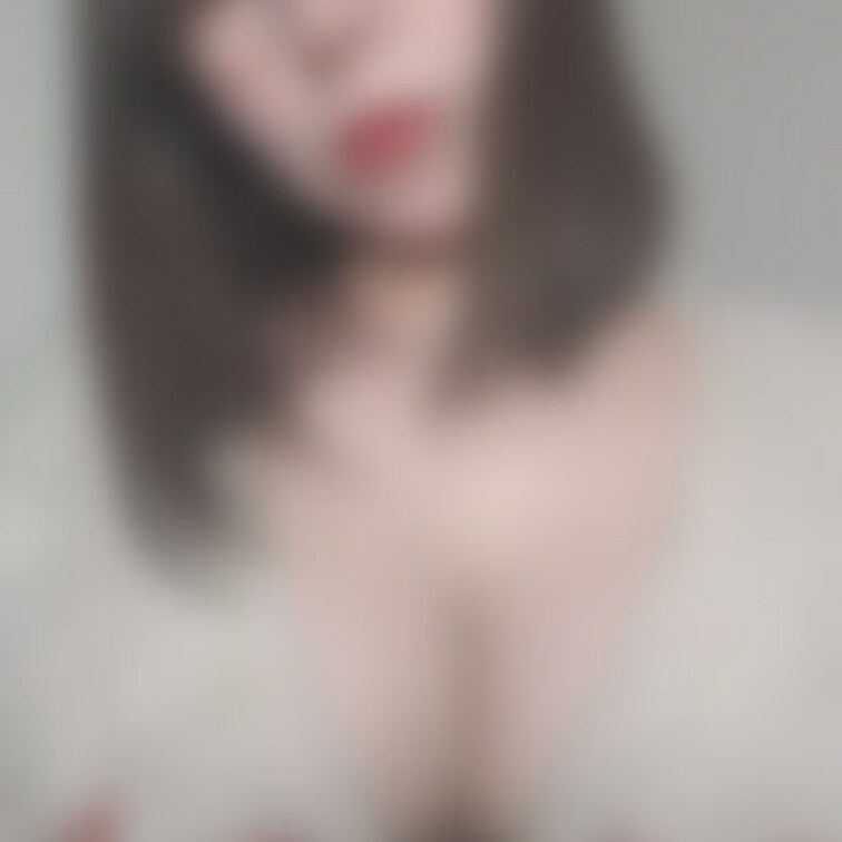 Video showing off J-cup boobs that don't quite fit in cute a